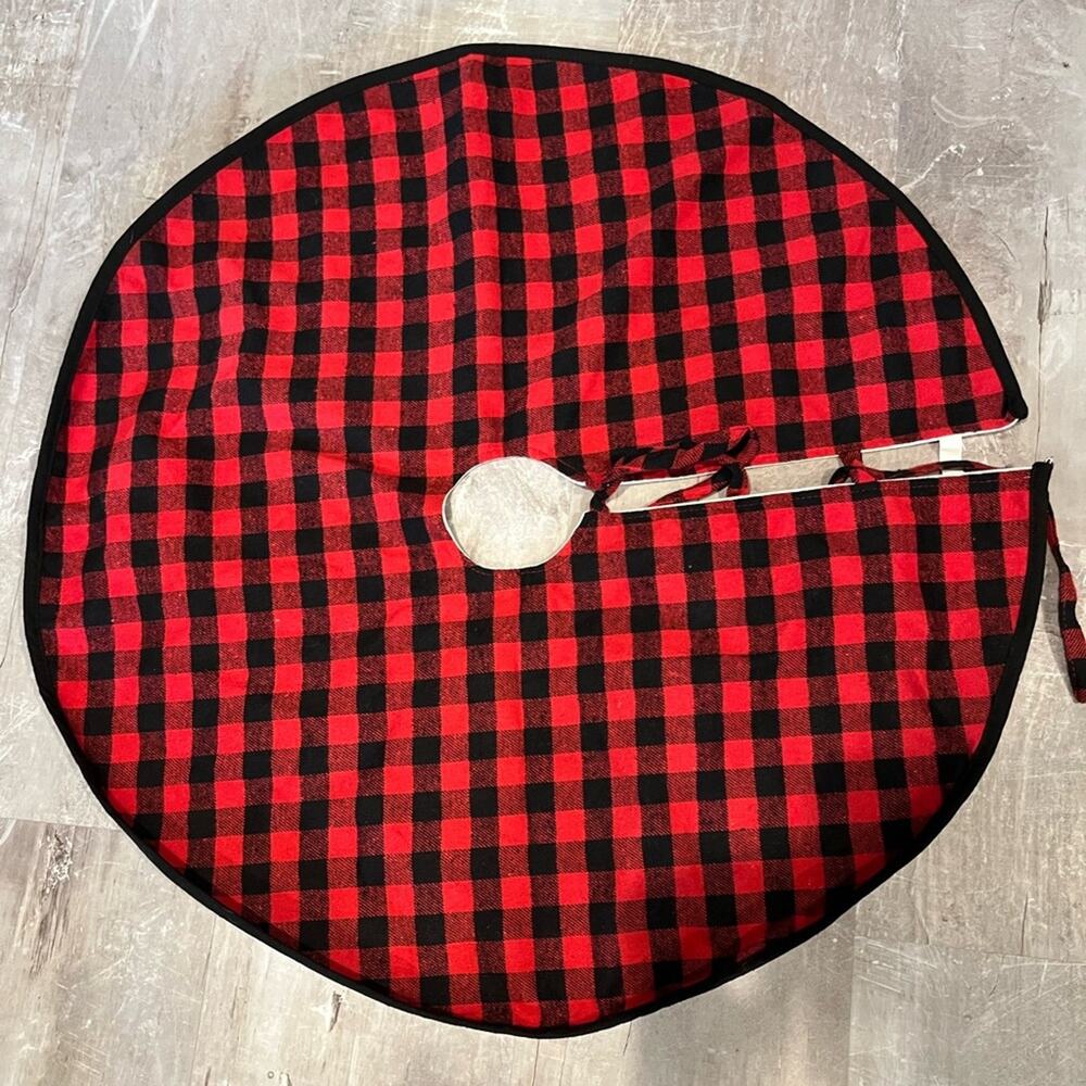 Reversible red plaid tree skirt